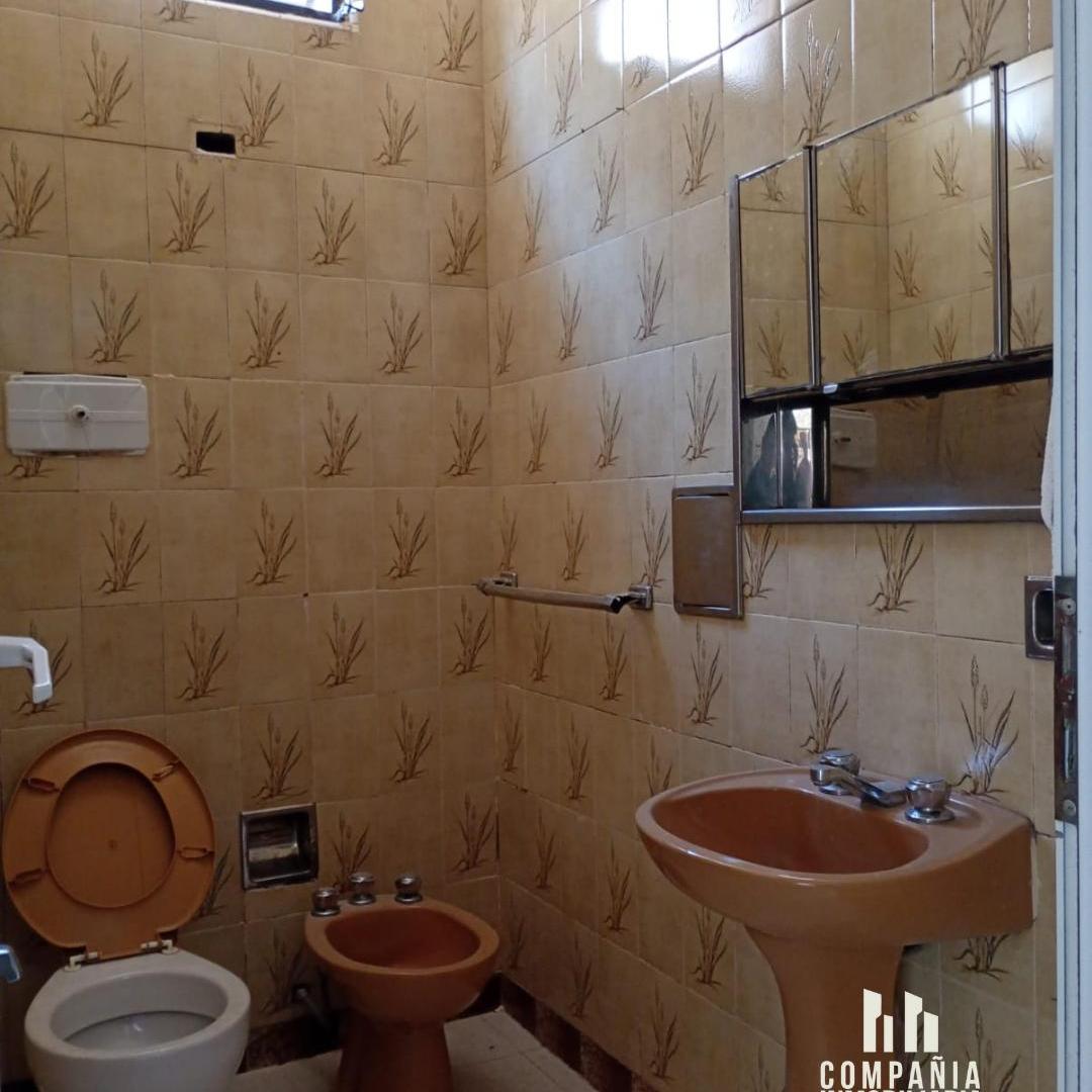 Foto de PROPIEDAD EN ESQUINA CON LOCAL COMERCIAL, CASA Y COCHERA — 156 M², imagen 1
