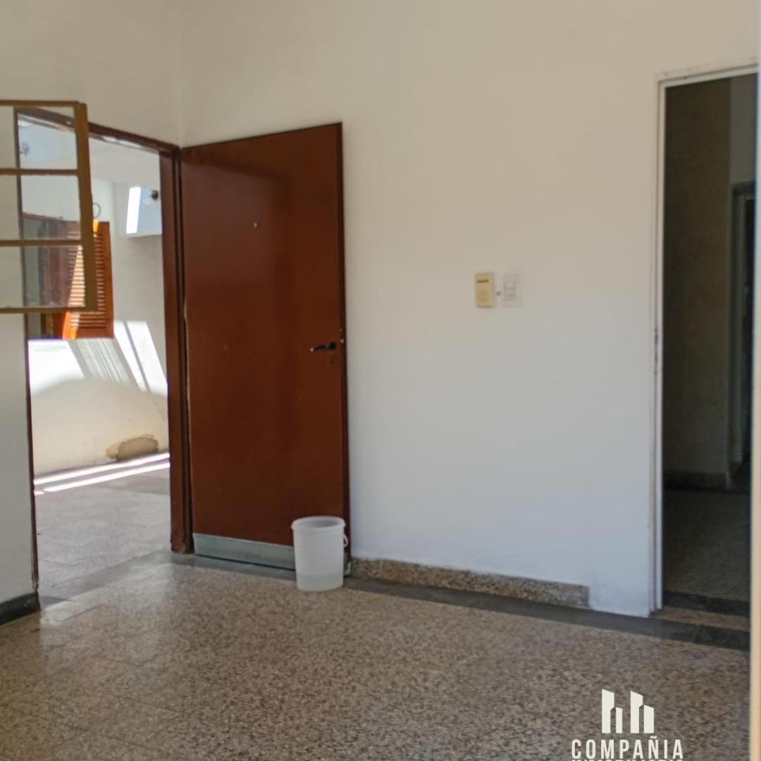 Foto de PROPIEDAD EN ESQUINA CON LOCAL COMERCIAL, CASA Y COCHERA — 156 M², imagen 3