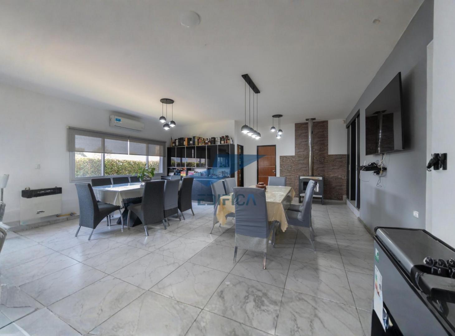 Foto de VENTA EXCLUSIVA CASA 3 DORMITORIOS EN CARLOS PAZ GOLF COUNTRY CLUB, imagen 2