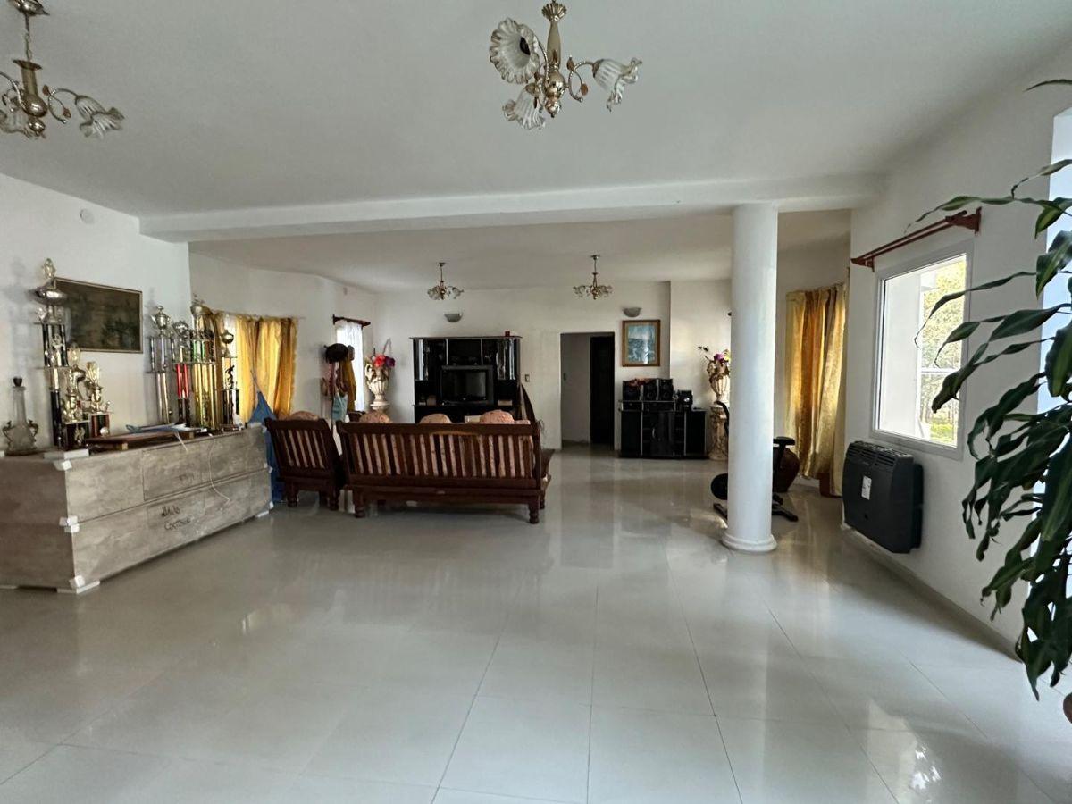 Country Las Delicias: 510m² cubiertos, 7 dorm, pileta