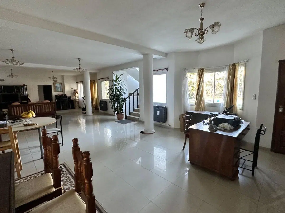 Country Las Delicias: 510m² cubiertos, 7 dorm, pileta 4