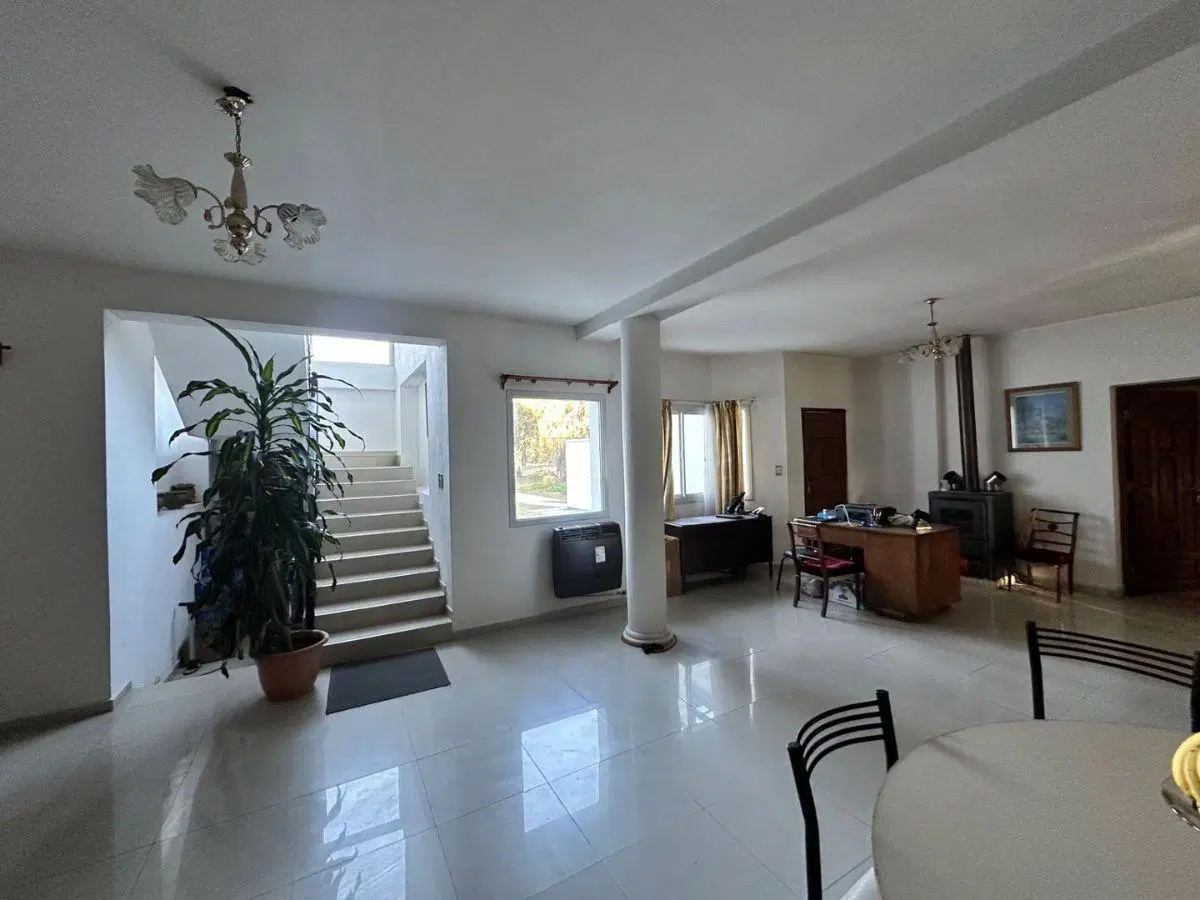 Country Las Delicias: 510m² cubiertos, 7 dorm, pileta 3