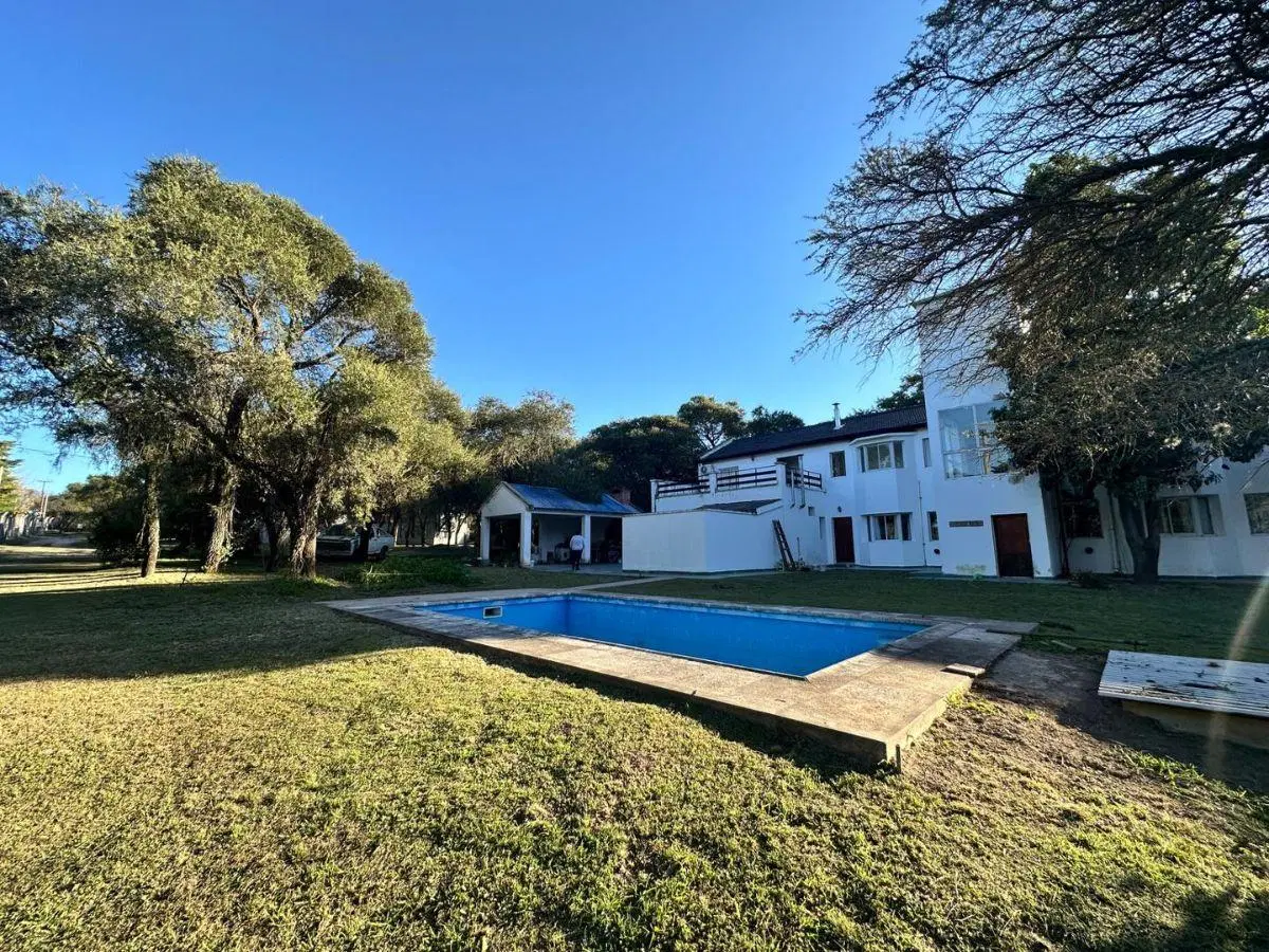 Country Las Delicias: 510m² cubiertos, 7 dorm, pileta 2