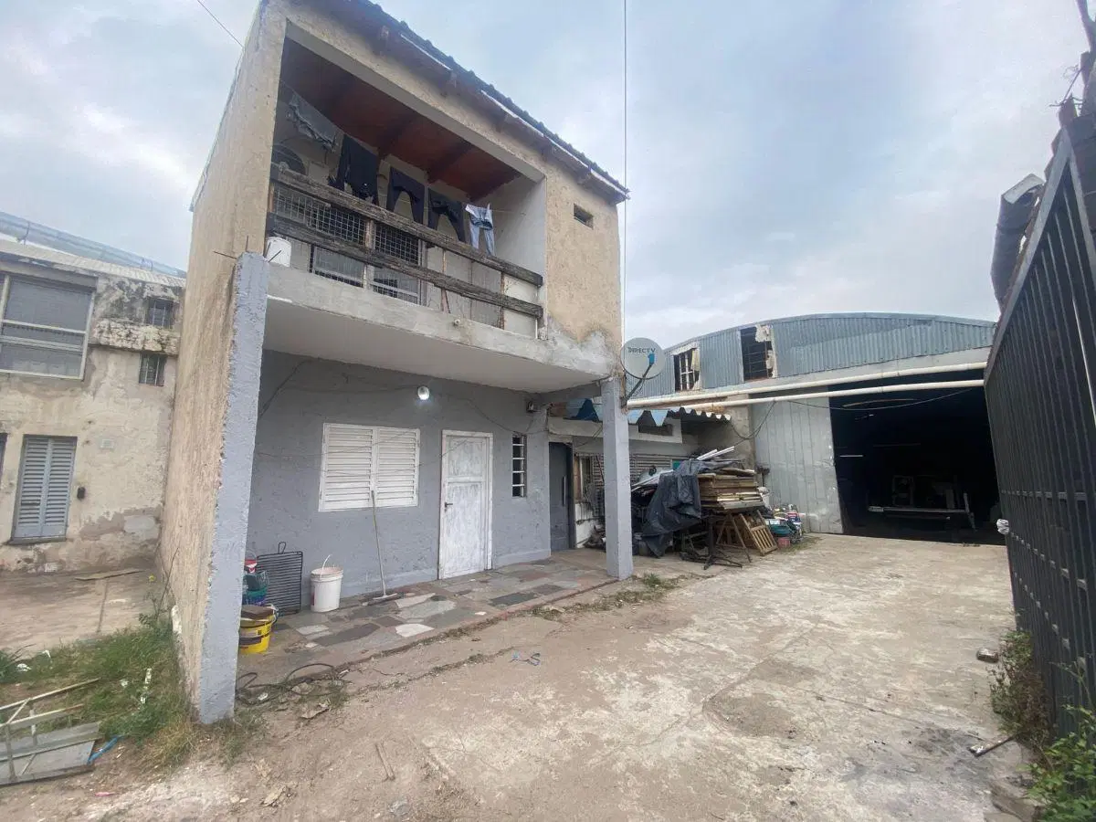 Galpon 300m2 en VENTA + 2 departamentos V. Corina 1