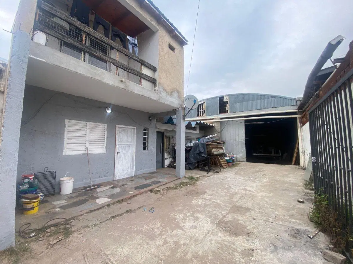 Galpon 300m2 en VENTA + 2 departamentos V. Corina 5