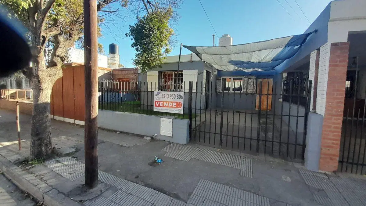 EN VENTA CASA DOS DORMITORIOS MAS DPTO DE UN DORMITORIO EN BARRIO YOFRE SUD 5