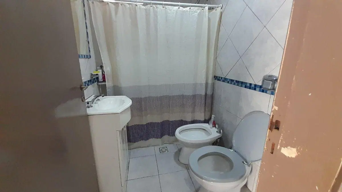 EN VENTA CASA DOS DORMITORIOS MAS DPTO DE UN DORMITORIO EN BARRIO YOFRE SUD 8