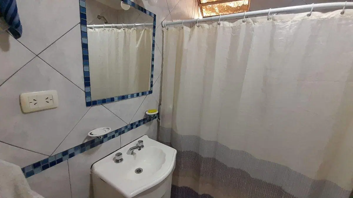 EN VENTA CASA DOS DORMITORIOS MAS DPTO DE UN DORMITORIO EN BARRIO YOFRE SUD 2