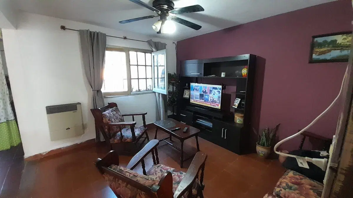 EN VENTA CASA DOS DORMITORIOS MAS DPTO DE UN DORMITORIO EN BARRIO YOFRE SUD 1