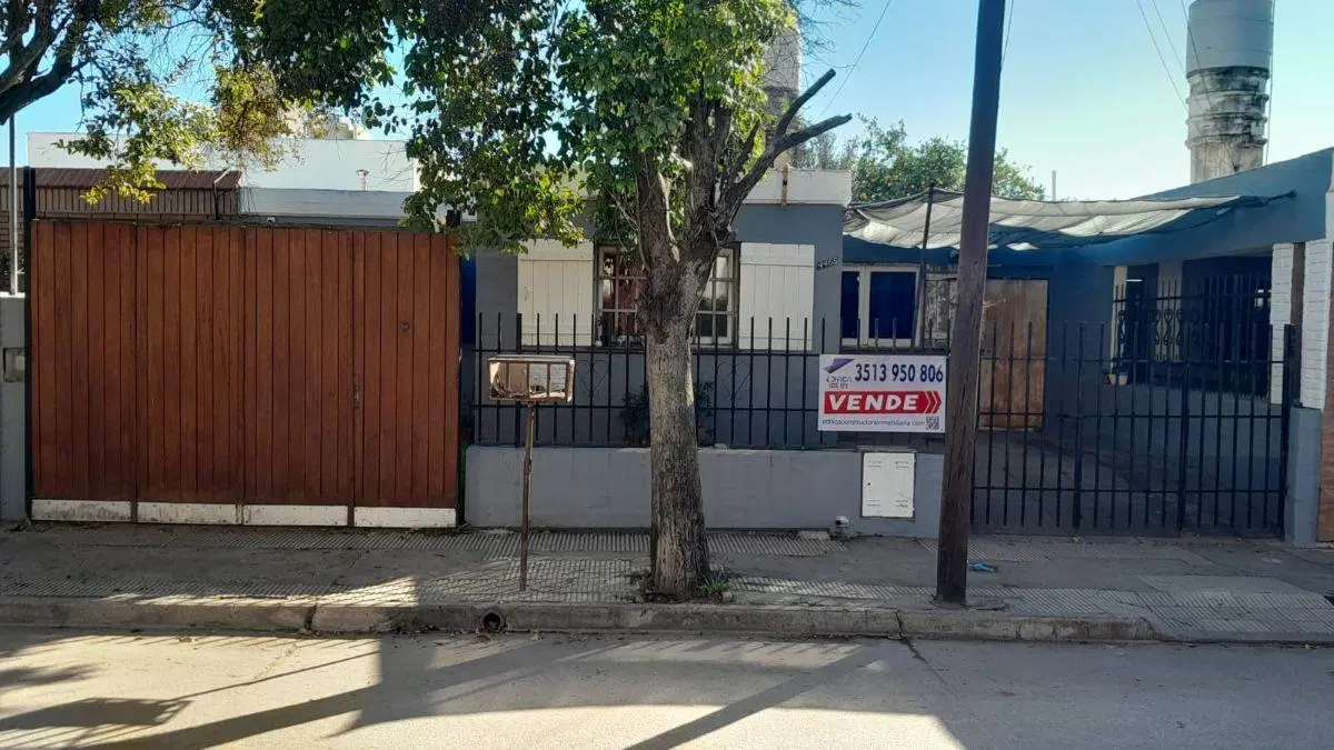 EN VENTA CASA DOS DORMITORIOS MAS DPTO DE UN DORMITORIO EN BARRIO YOFRE SUD 4