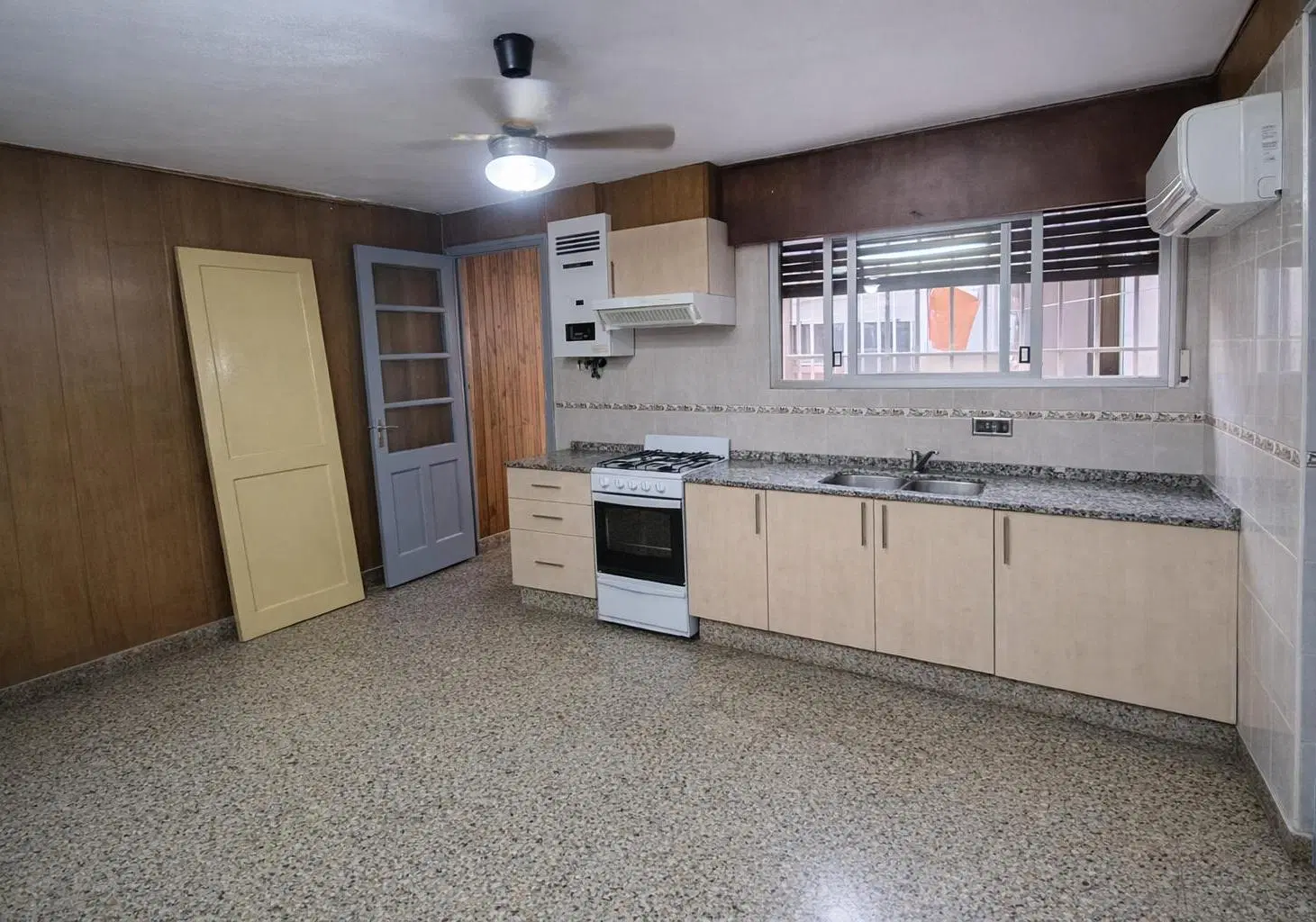 VENTA CASA 3 DORM. MAS DPTO 1 DORM. ALBERDI 2