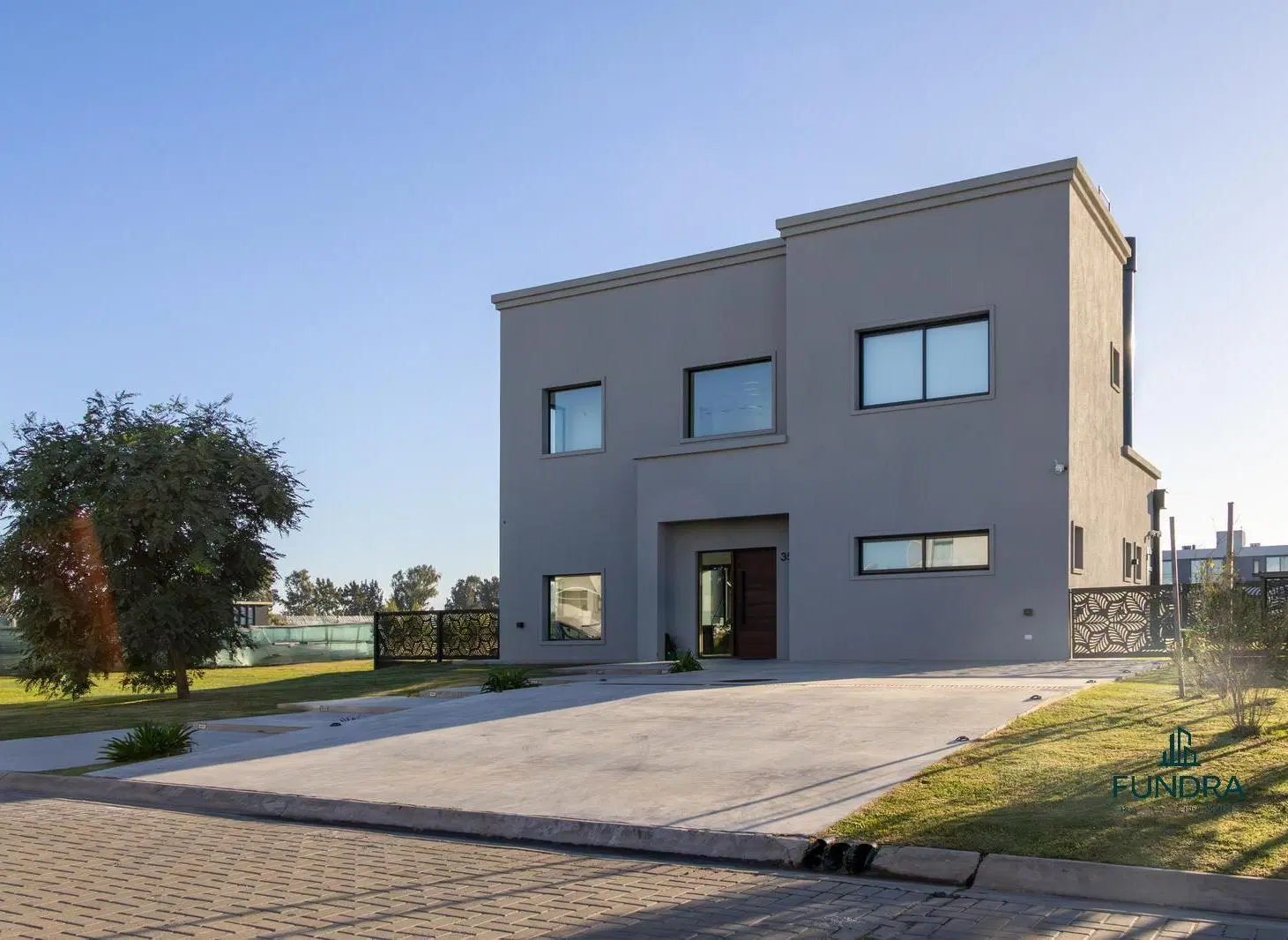 Hermosa casa con piscina a la laguna 1