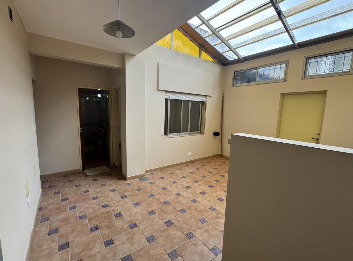 Foto de Alquiler PH 2 ambientes y medio con patio en Villa Luro, imagen 2