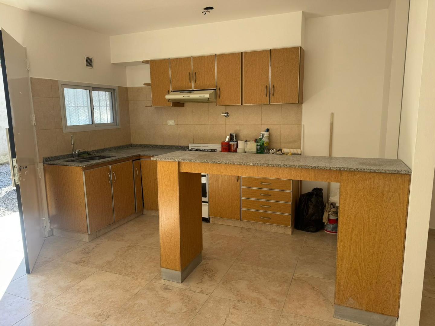 Departamento en alquiler de 2 ambientes con jardin km 50