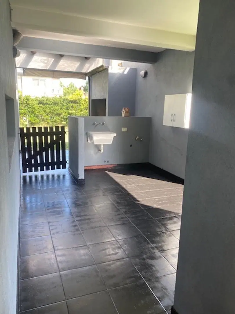Excelente casa en alquiler de 5 ambientes en Pilar del Este 3