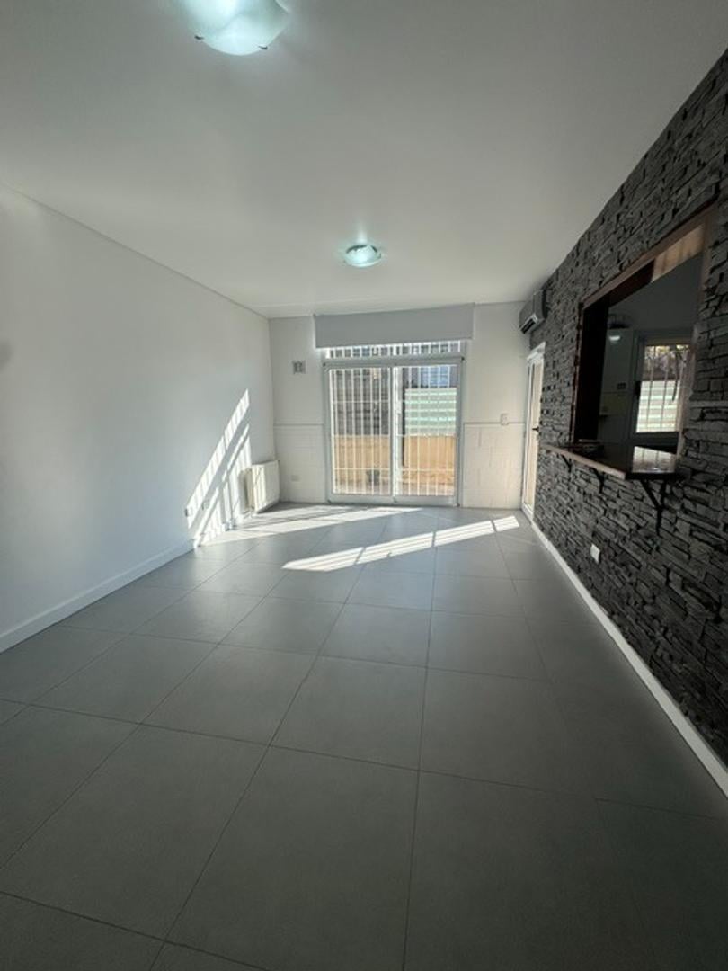Foto de Excelente departamento de 2 ambientes en pb con patio, imagen 3