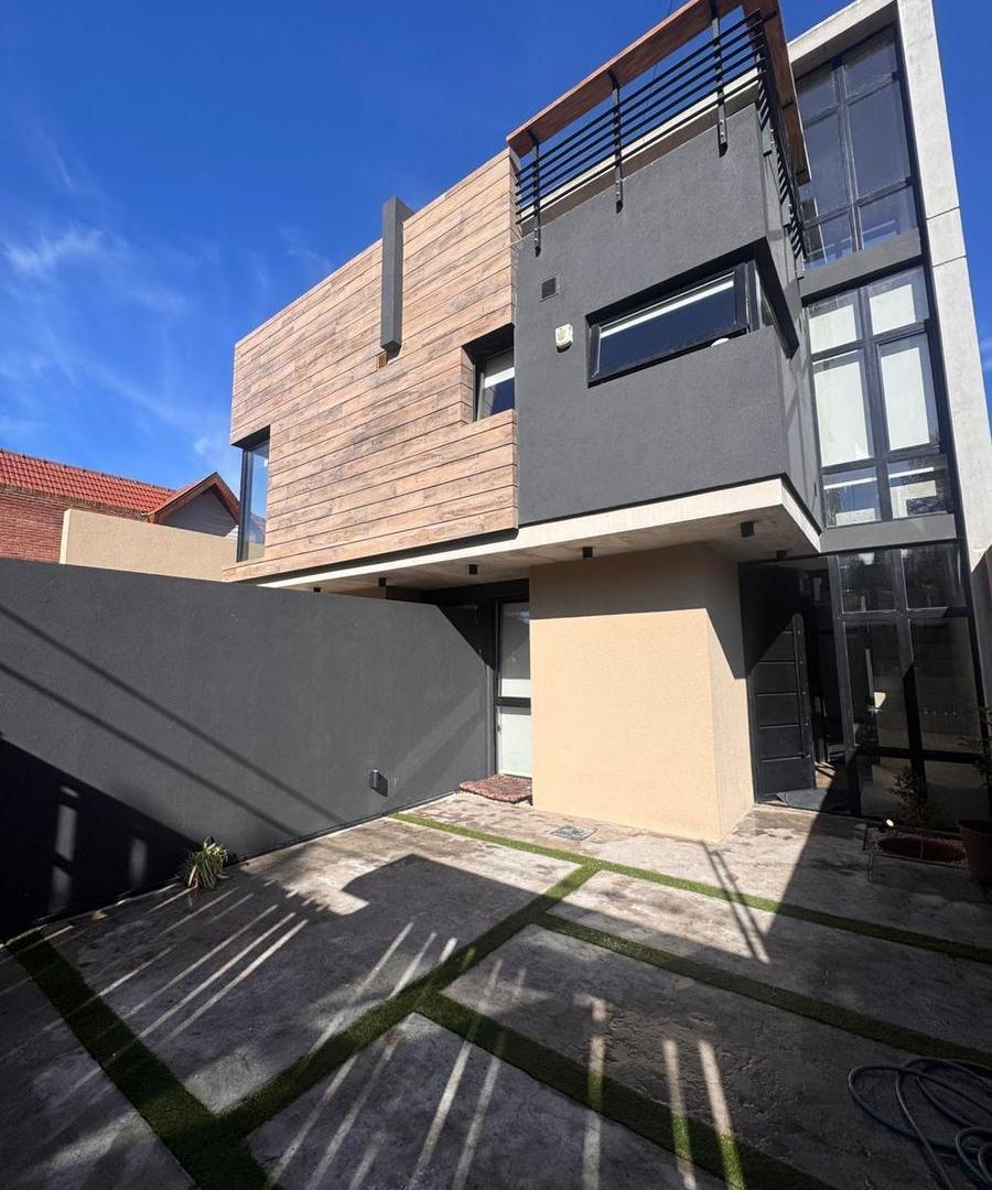 DUPLEX MODERNO DE 4 AMBIENTES - 3 PLANTAS