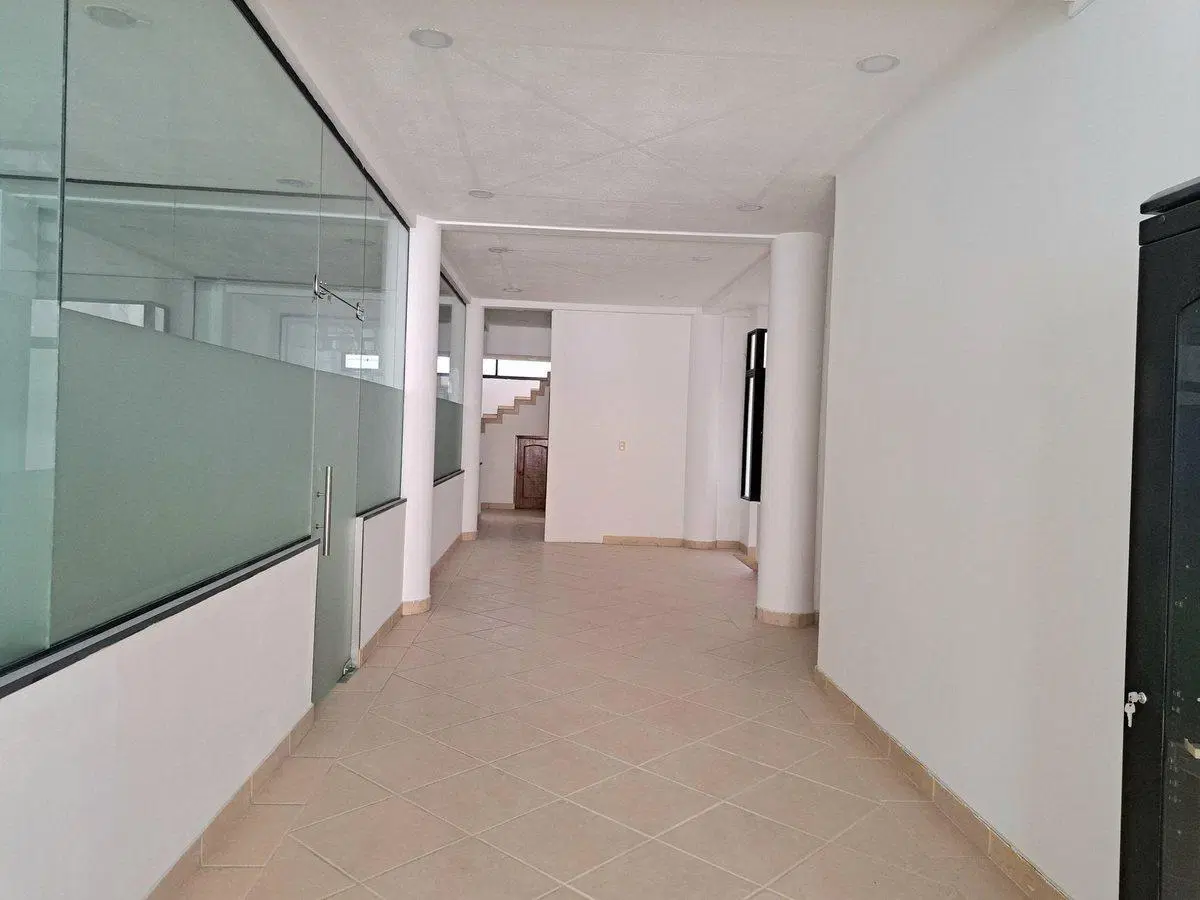 ALQUILER DE LOCAL COMERCIAL 467 M2 TRES CRUCES 4