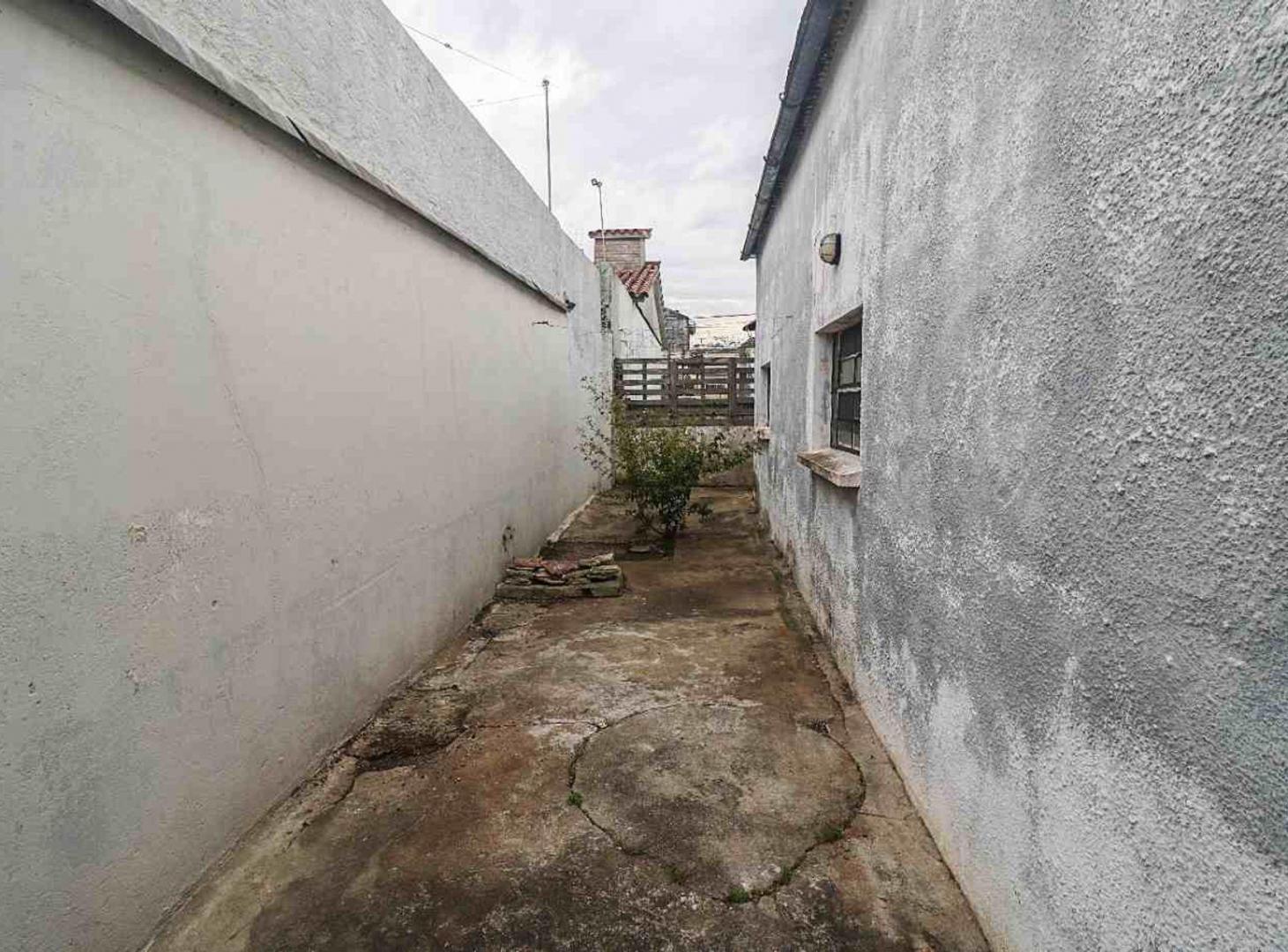 Foto de VENTA DE CASA DE 2 DORMITORIOS Y GARAJE - SAYAGO, imagen 3