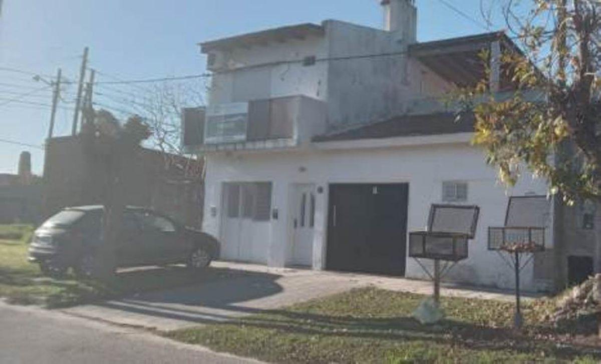 Casa con 200 m² vivienda multifamiliar totales y 4 habitaciones en venta en Los Hornos