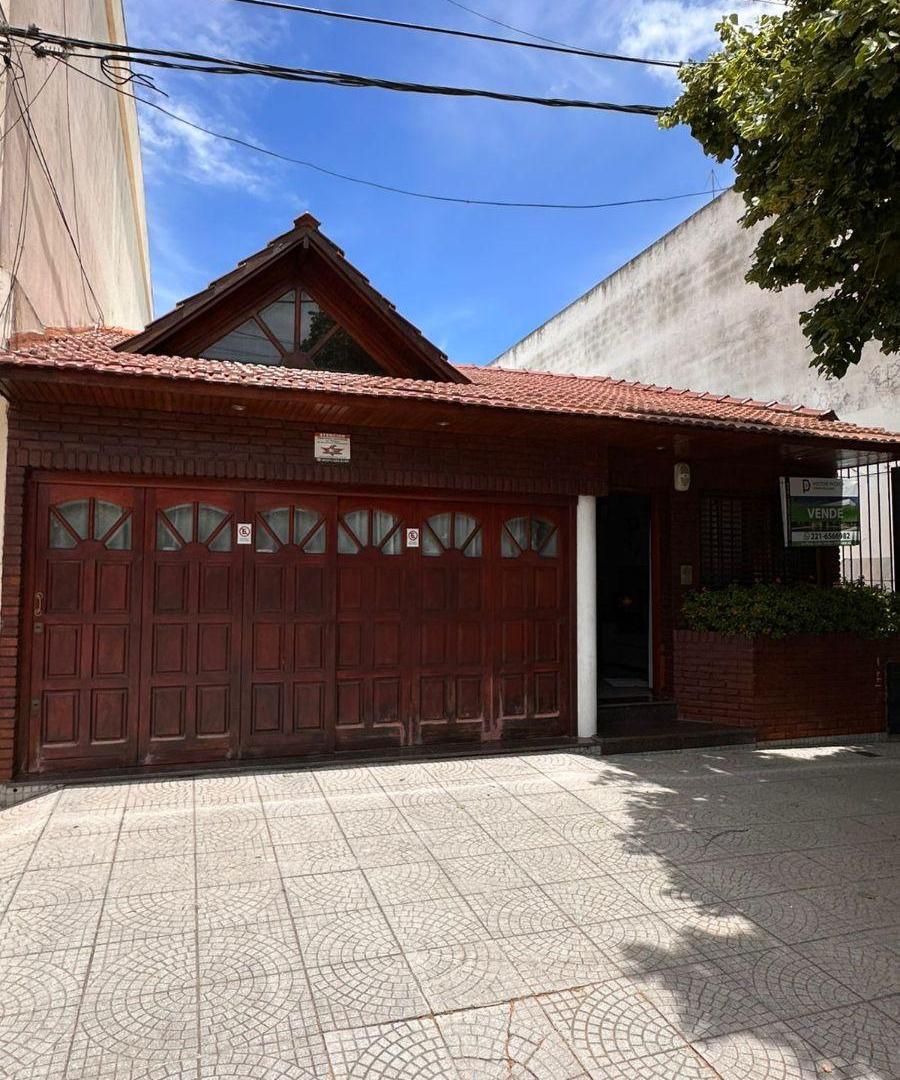 PH en calle 25 entre 64 y 65 con 2 Dormitorios al frente con cochera para 2 autos en Venta, La Plat