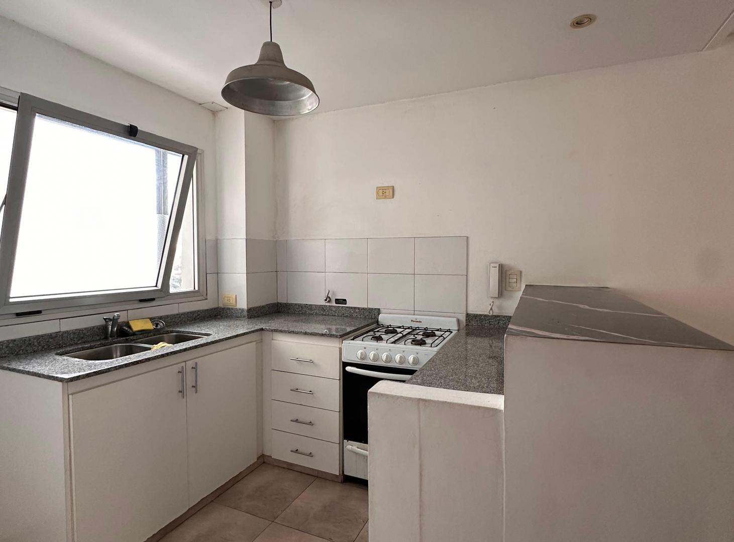 Foto de Monoambiente dividido con placard y balcon a metros de Plaza Yrigoyen, imagen 5