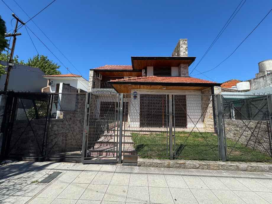 Casa con 241 m² y 4 habitaciones en venta en Bernal Oeste