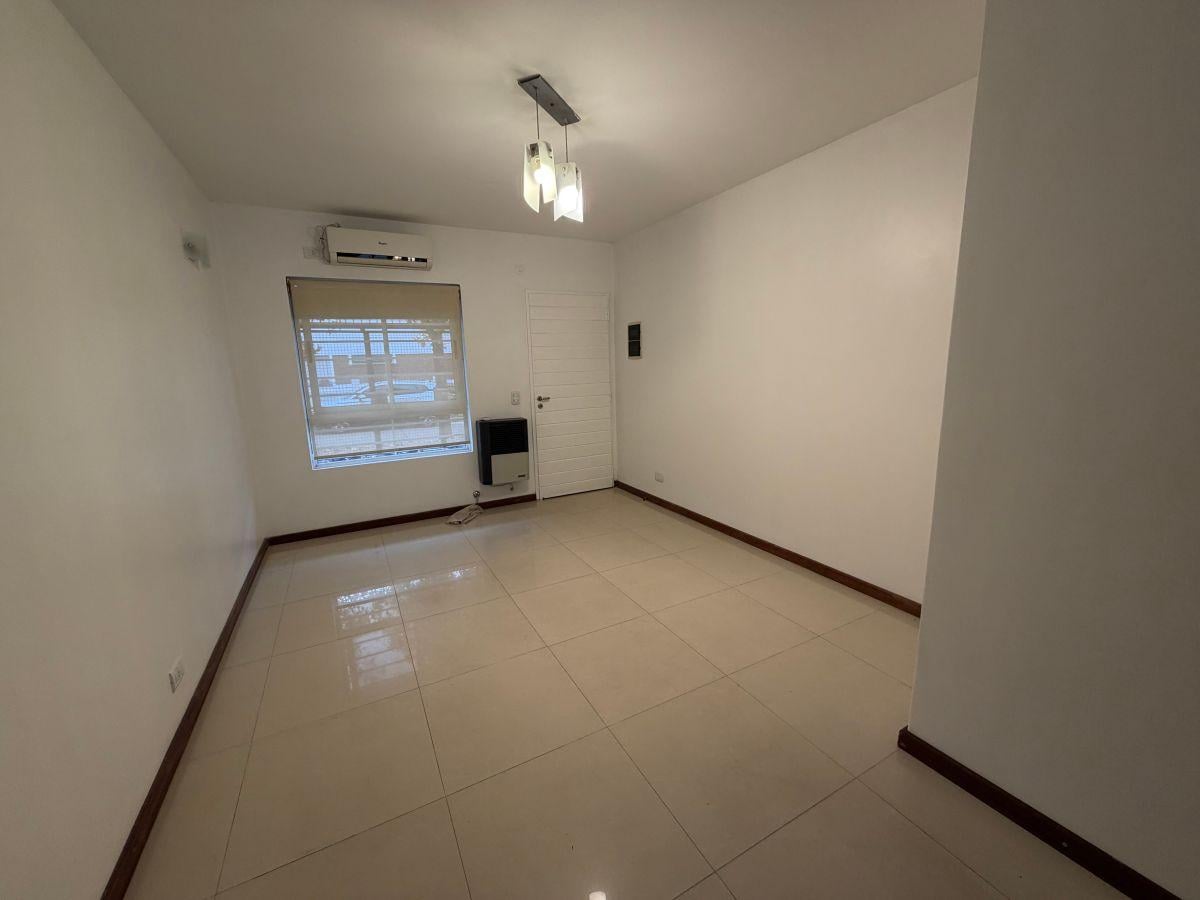 Duplex 3 ambientes c/patio y cochera - Bernal Oeste, V. Bueno al 100