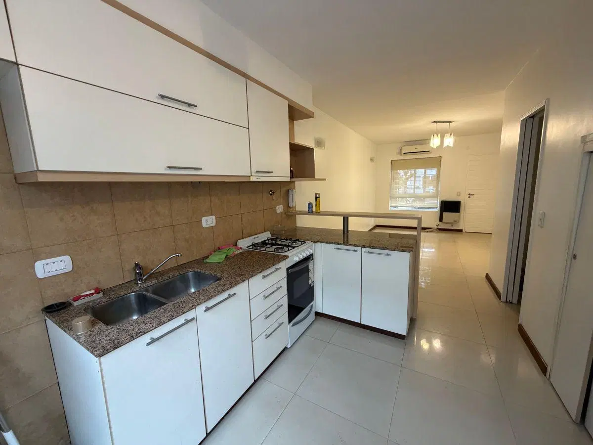 Duplex 3 ambientes c/patio y cochera - Bernal Oeste, V. Bueno al 100 1