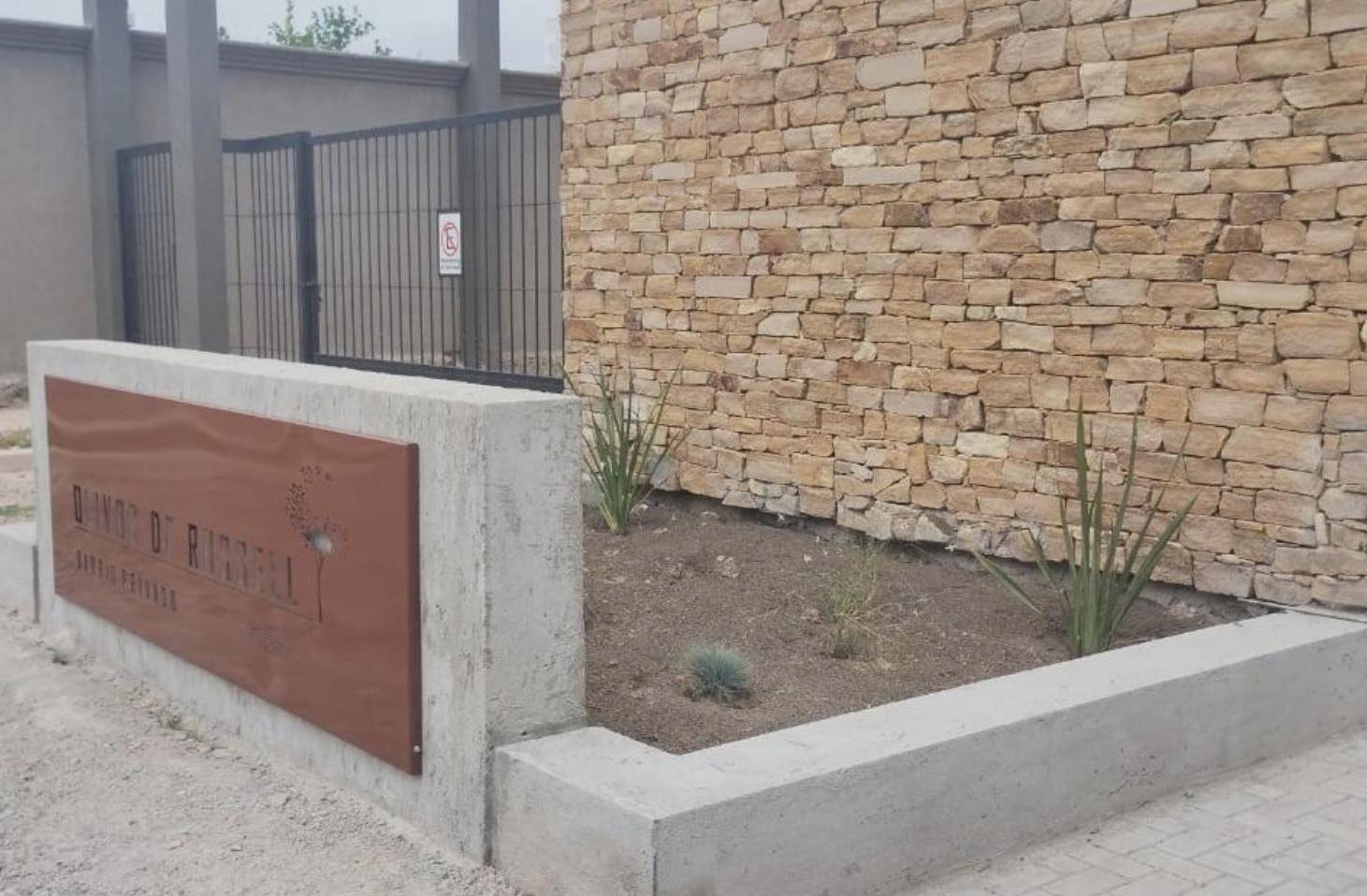 Foto de LOTE EN VENTA – BARRIO OLIVOS DE RUSSELL, imagen 2