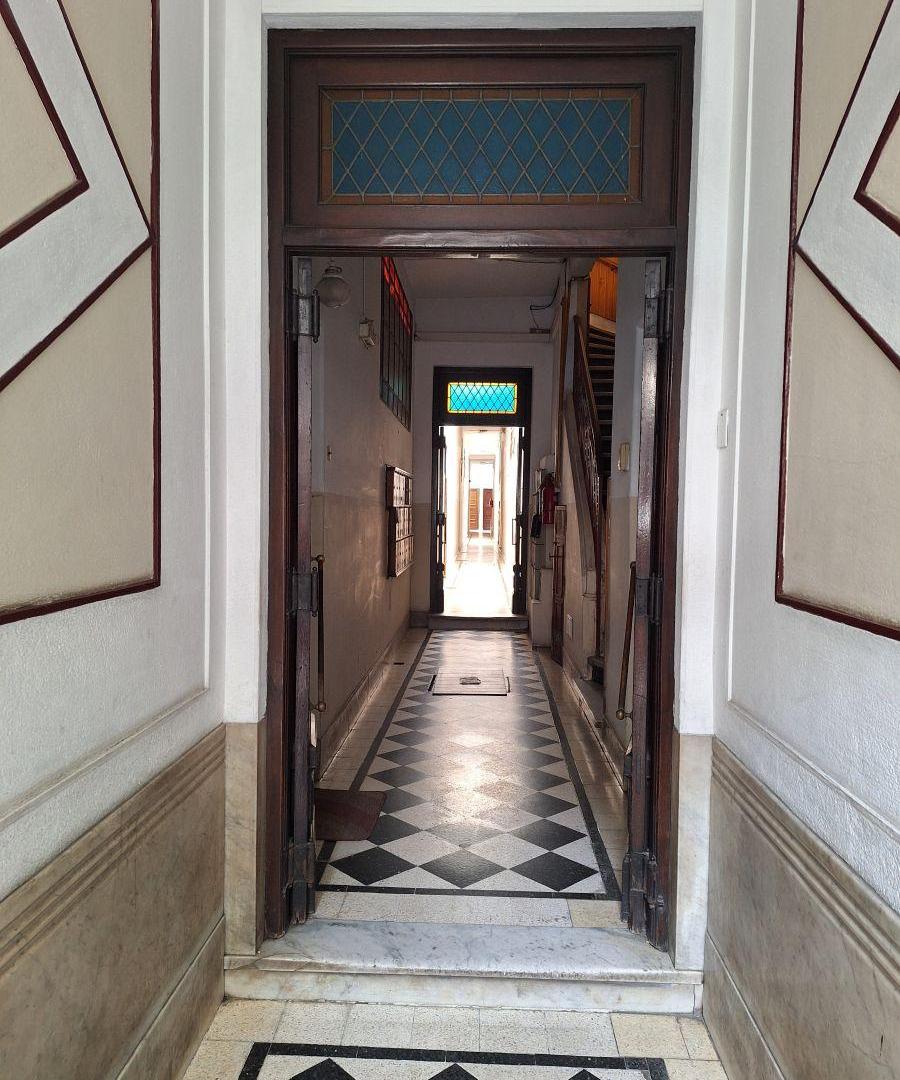 Almagro: Tipo Casa de 5 ambientes con terraza de 57 m2 (ideal quincho y parrilla).
1° Piso por esc.