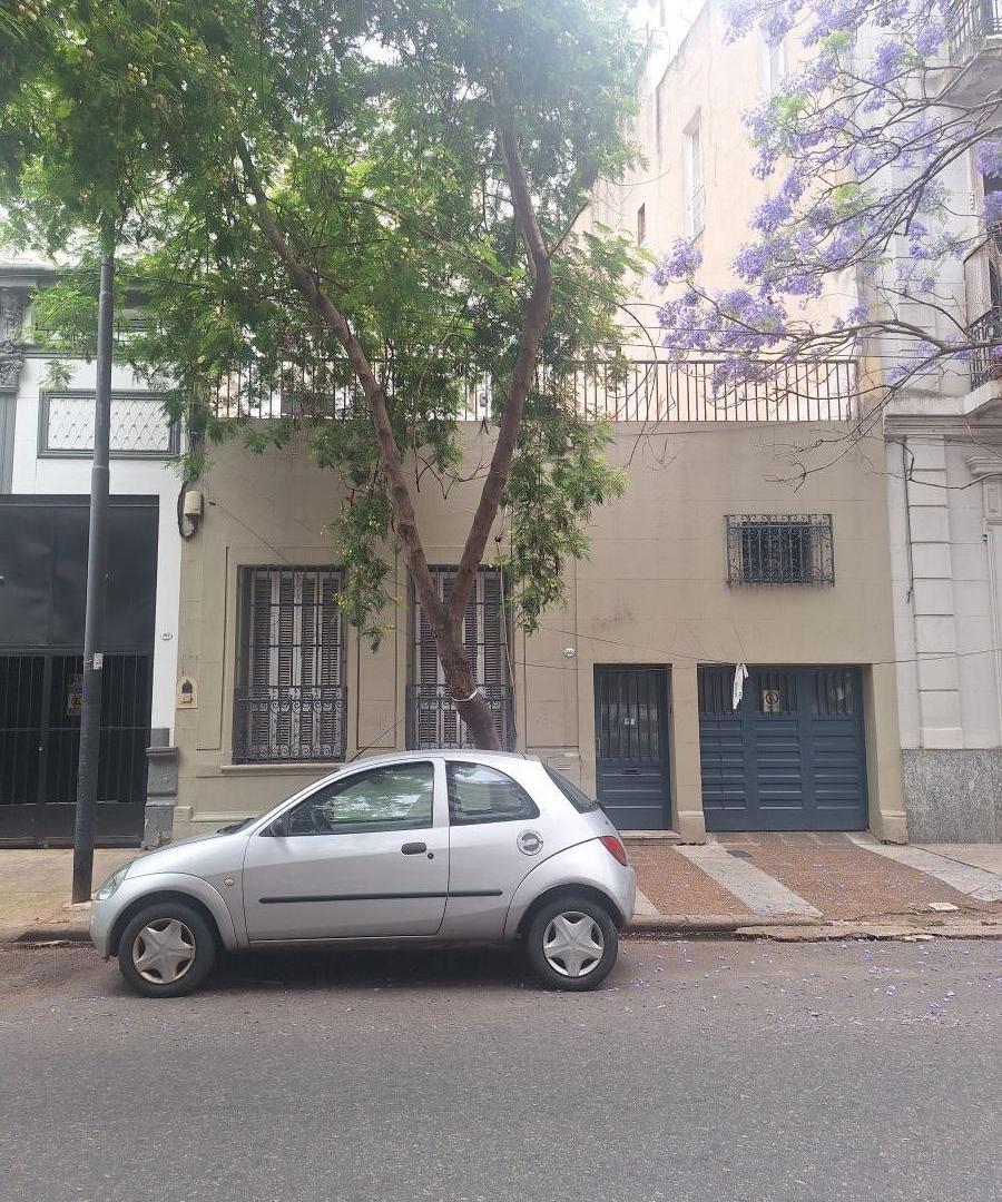 Almagro: casa sobre lote de 8,66mts x 15mts.
Cochera
Comedor, 3 dormitorios, cocina comedor, patio