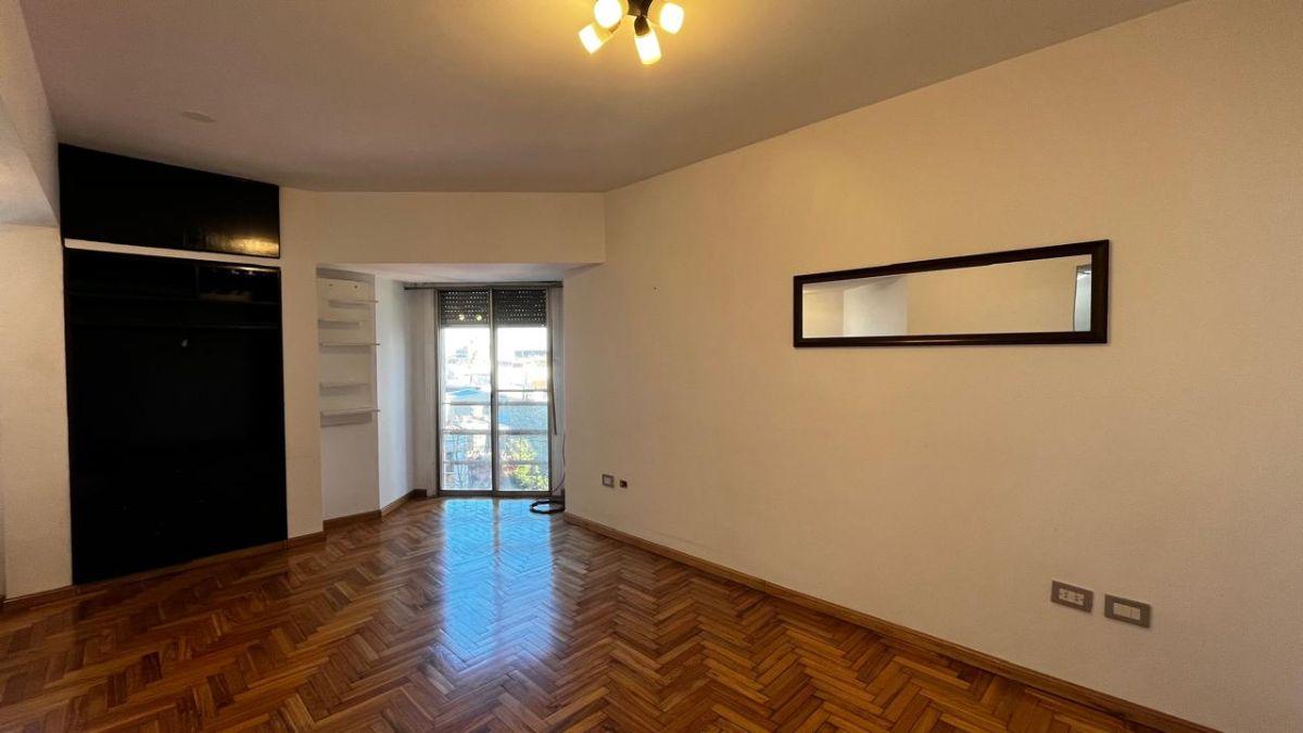Foto de DEPARTAMENTO EN VENTA DOS AMBIENTES AL FRENTE CON COCHERA LANUS ESTE, imagen 2