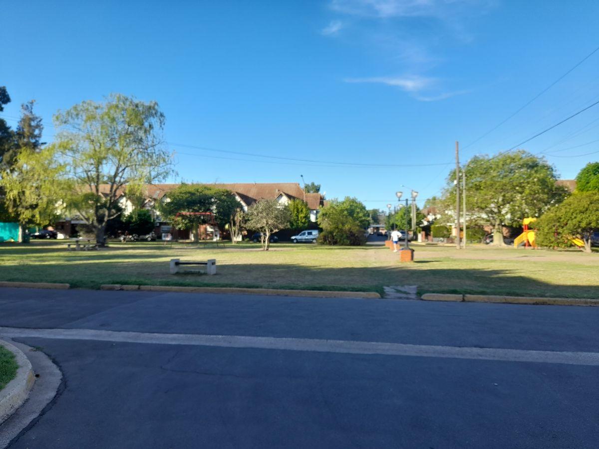 DÚPLEX EN VENTA EN BARRIO PRIVADO "LOS ROBLES" BURZACO