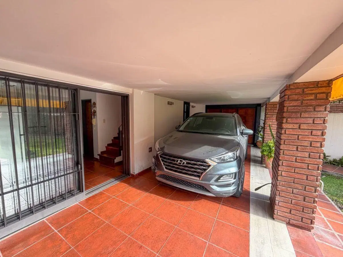 Casa En Venta En Corazón De Manzana. Excelente Ubicación. Dos Casas, Ideal Inversión O Renta. 2