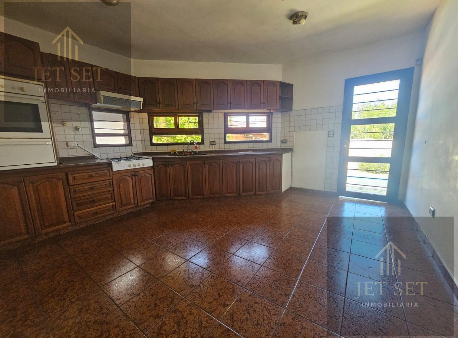 Foto de Venta Casa 4 Dormitorios en Urca | 2 Plantas con PILETA y QUINCHO, imagen 2