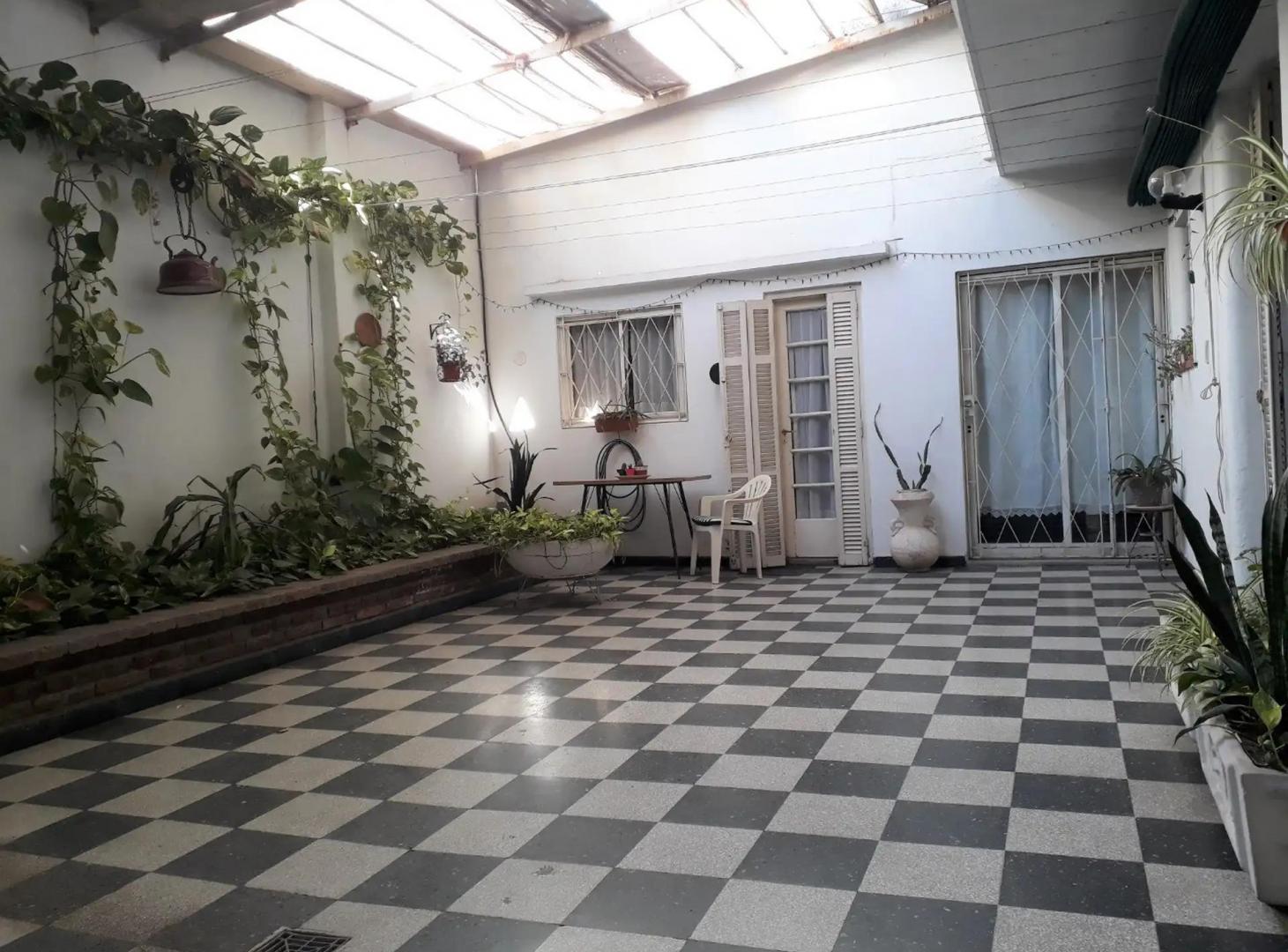 VENTA Casa PB. 230 m². Tres dormitorios. Cochera. Patio. Amplios ambientes.