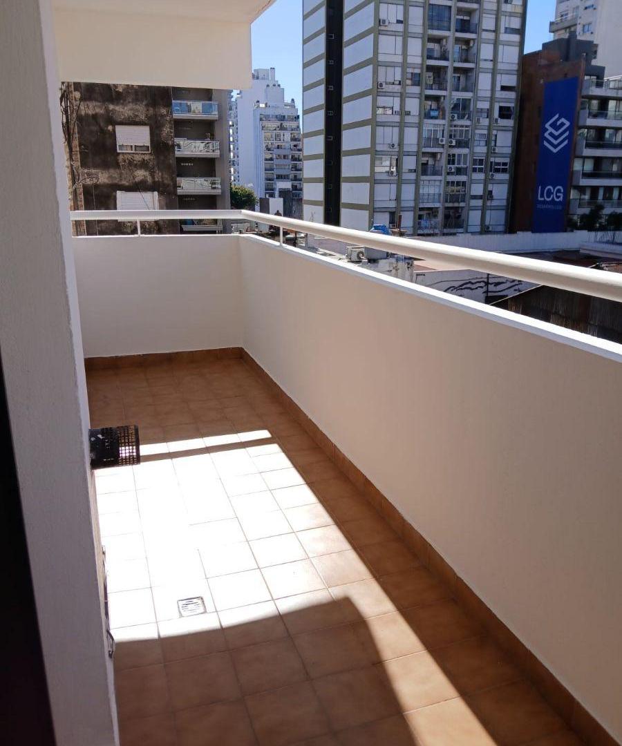 Foto de amplio y luminoso contrafrente con vista super despejado, con patio y, imagen 2