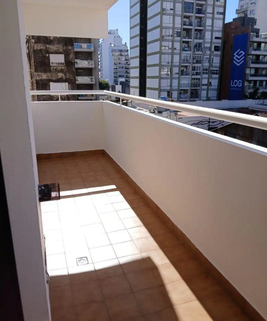 amplio y luminoso contrafrente con vista super despejado, con patio y SUM en piso 1 2