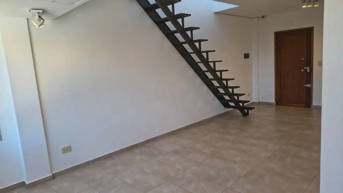 OFICINA CON TERRAZA PROPIA- CASTELAR CTRO 5