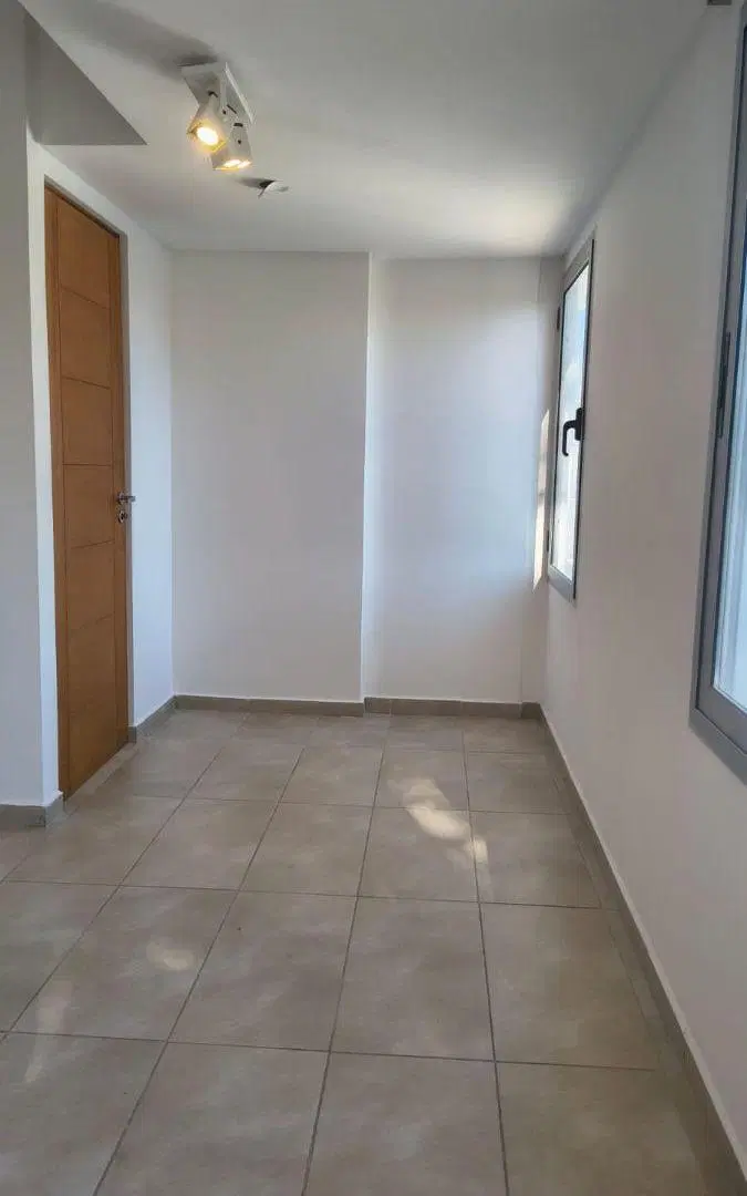 OFICINA CON TERRAZA PROPIA- CASTELAR CTRO 3