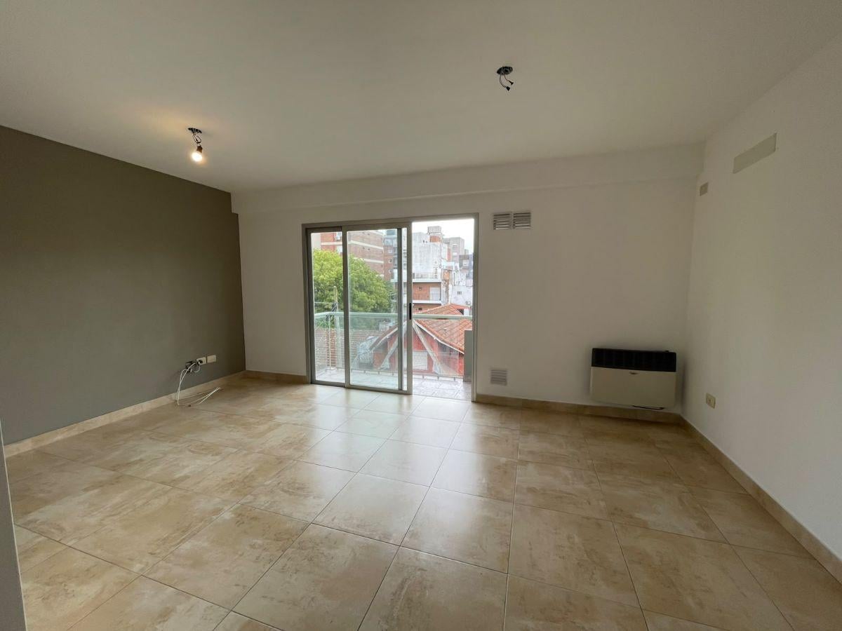 Foto de VENTA DEPARTAMENTO 2 AMB CON COCHERA CUBIERTA-CASTELAR SUR, imagen 1