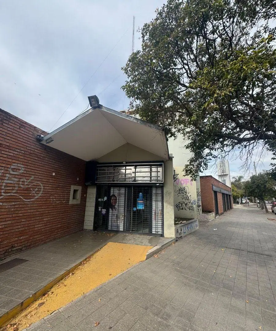 Alquiler gran local comercial y oficina sobre Hugo Wast - Cerro de las Rosas 3