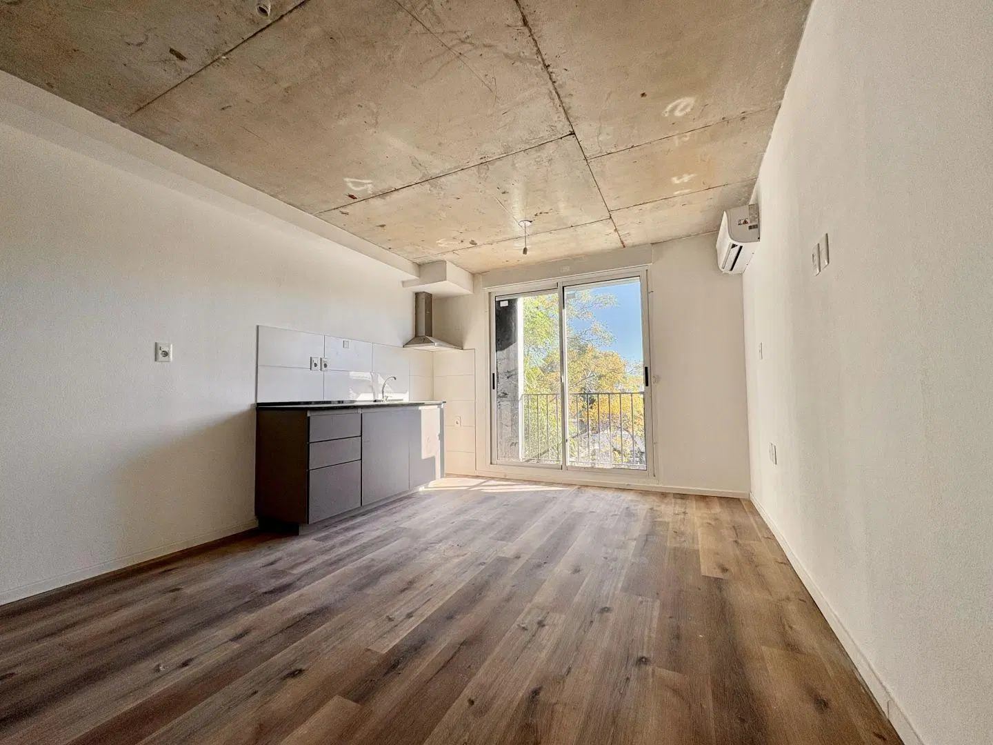 Alquiler apartamento 1 dormitorio con cochera y patio Tres Cruces 1