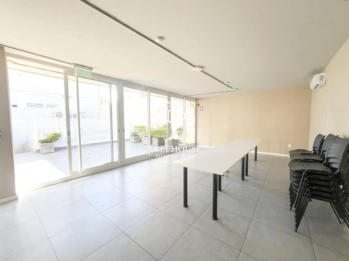 Alquiler de Apartamento de 1 Dormitorio con Garaje en Parque Rodó, Montevideo. 2
