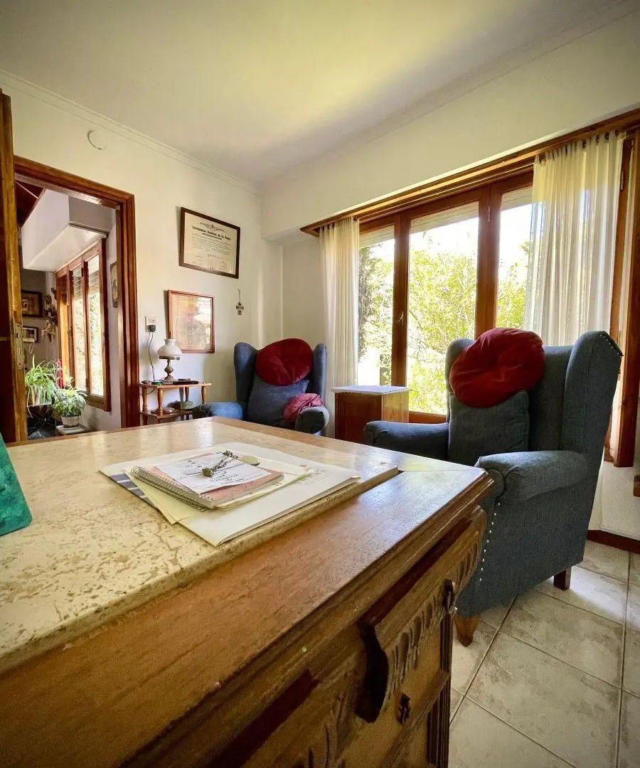 Casa 4 Dormitorios + Departamento con renta - Calvario 2