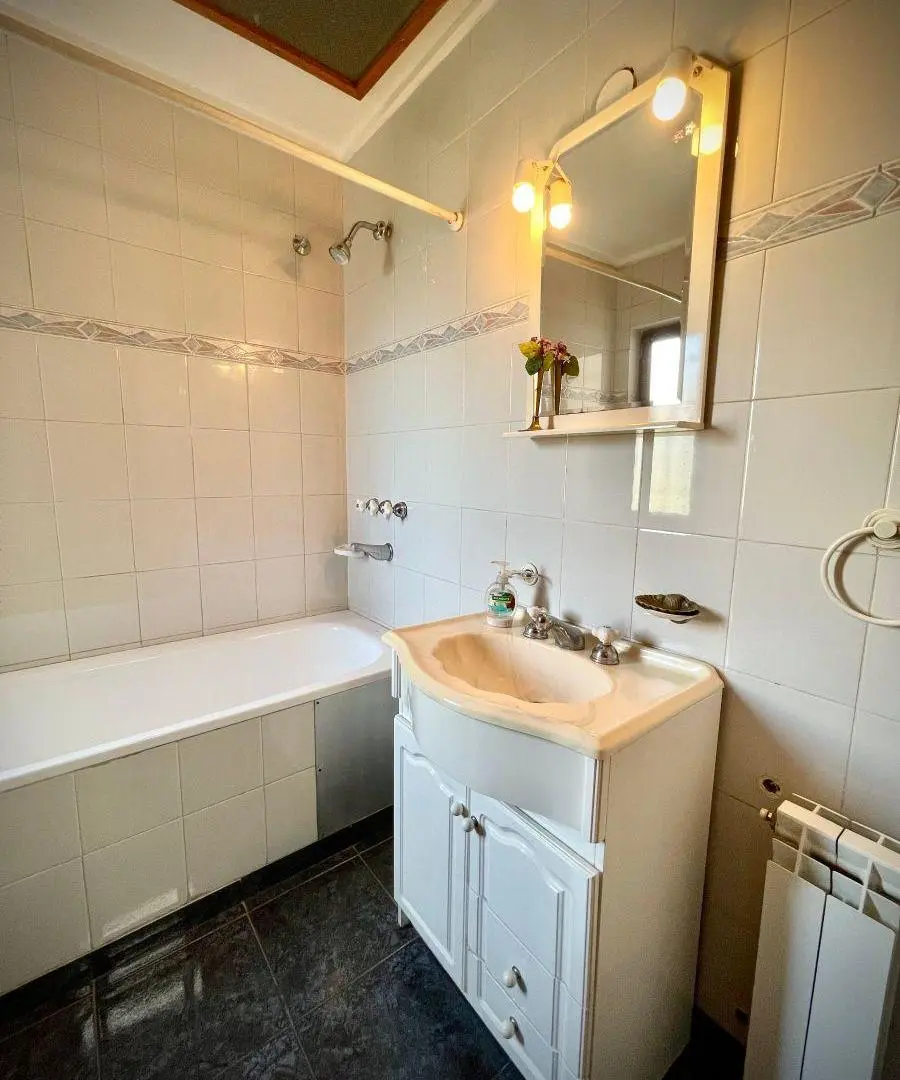 Casa 4 Dormitorios + Departamento con renta - Calvario 4