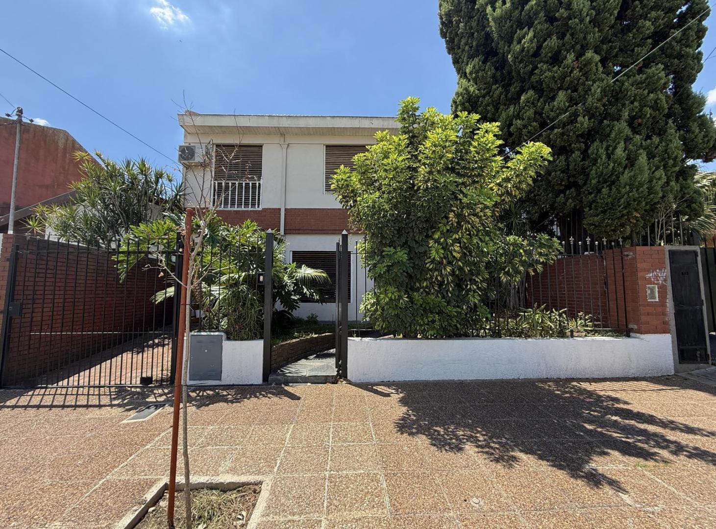 Foto de CASA EN VENTA 4 DORMITORIOS COCHERA Y JARDIN, imagen 2