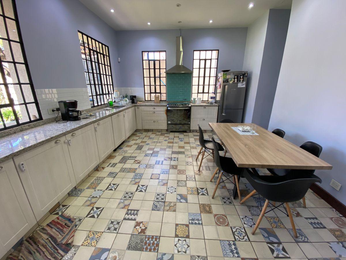 Foto de Casa en venta 4 dormitorios - 530m lote con Dependencia - Estilo ingles, imagen 2