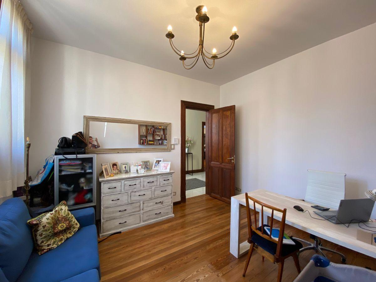 Foto de Casa en venta 4 dormitorios - 530m lote con Dependencia - Estilo ingles, imagen 5